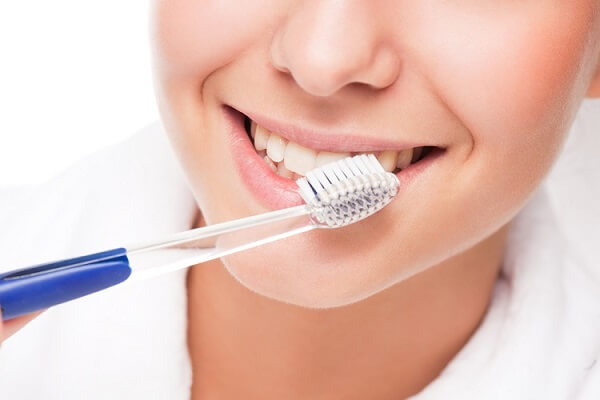 Vệ sinh răng miệng thường xuyên, đúng cách giúp hạn chế tình trạng hôi miệng