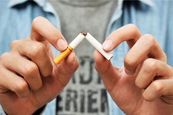 Bỏ hút thuốc lá là cách giúp ngăn ngừa tình trạng hôi miệng