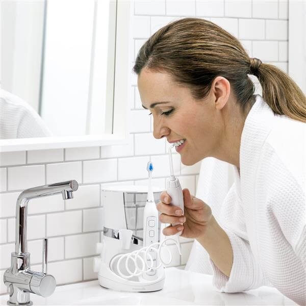 Sử dụng máy tăm nước Waterpik cũng là cách để loại bỏ mảng bám đen trên răng an toàn tại nhà