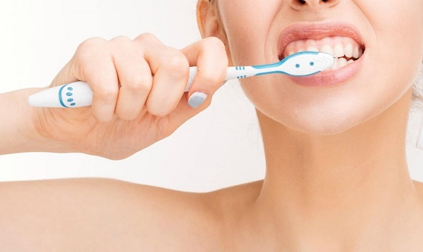 Vệ sinh răng, miệng không kỹ là một trong những nguyên nhân gây hôi miệng