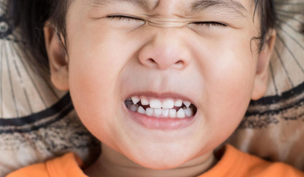 Mọc răng là nguyên nhân khiến trẻ hay nghiến răng khi ngủ|Trẻ bị hội chứng rối loạn khớp thái dương do tình trạng nghiến răng kéo dài|Bạn nên đọc truyện cho bé nghe để giúp con ngủ ngon và sâu hơn|Mẹo chữa nghiến răng ở trẻ em là cho bé uống nước chè đậu đen nấu với chút muối|Dụng cụ chống ngáy cho trẻ em của myOSA® giúp điều trị sớm những nguyên nhân gây ra chứng rối loạn thở khi ngủ|Tác hại của nghiến răng ở trẻ nhỏ