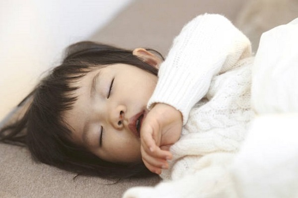 Trẻ ngủ ngáy là gì?|Viêm amidan là nguyên nhân khiến trẻ ngủ ngáy|Ngủ ngáy bệnh lý làm giảm khả năng học tập ở trẻ|Cho trẻ uống đủ nước để phòng ngừa tình trạng ngủ ngáy|Dụng cụ chống ngáy myOSA® cho trẻ em giúp điều trị những nguyên nhân gây ra chứng rối loạn thở khi ngủ