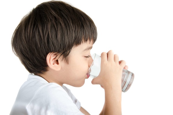 Cho trẻ uống đủ nước để phòng ngừa tình trạng ngủ ngáy