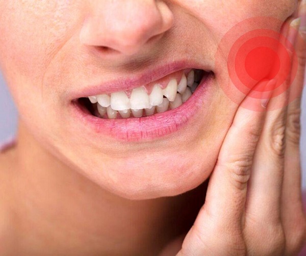 Sâu răng, viêm lợi gây ra tình trạng ê buốt, khó chịu