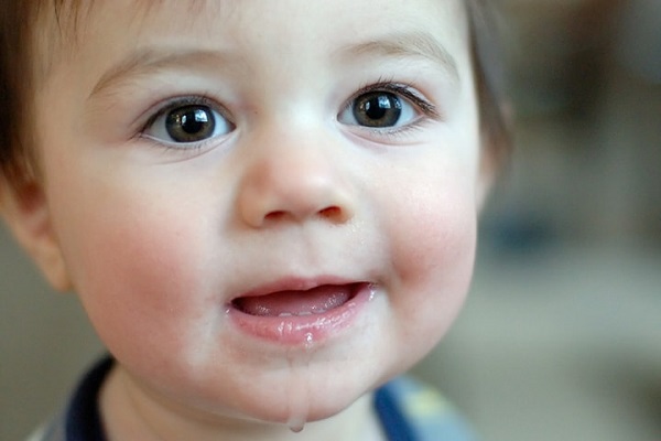 Dấu hiệu mọc răng ở trẻ sơ sinh là chảy nước dãi