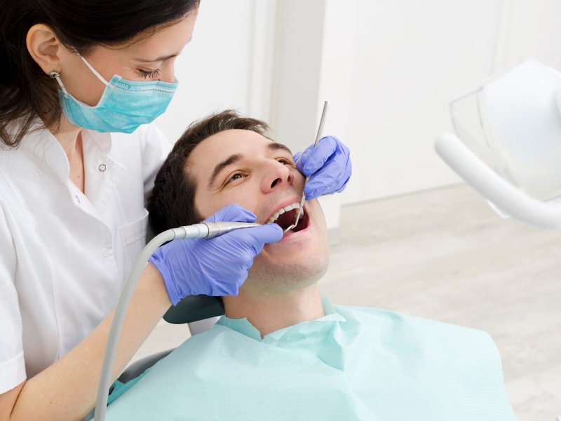Khi vỡ răng hãy tìm đến bác sĩ nha khoa để được tư vấn và điều trị kịp thời