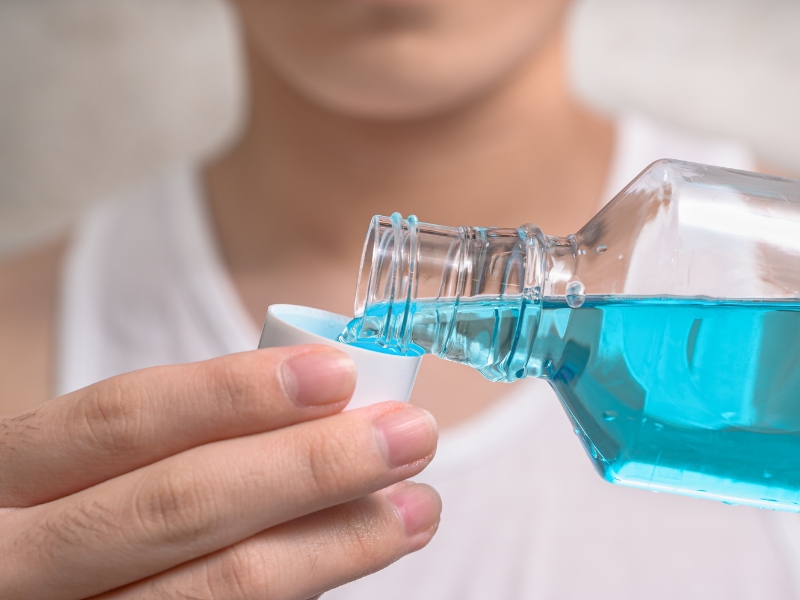 Nước súc miệng giúp hỗ trợ vệ sinh răng miệng tốt