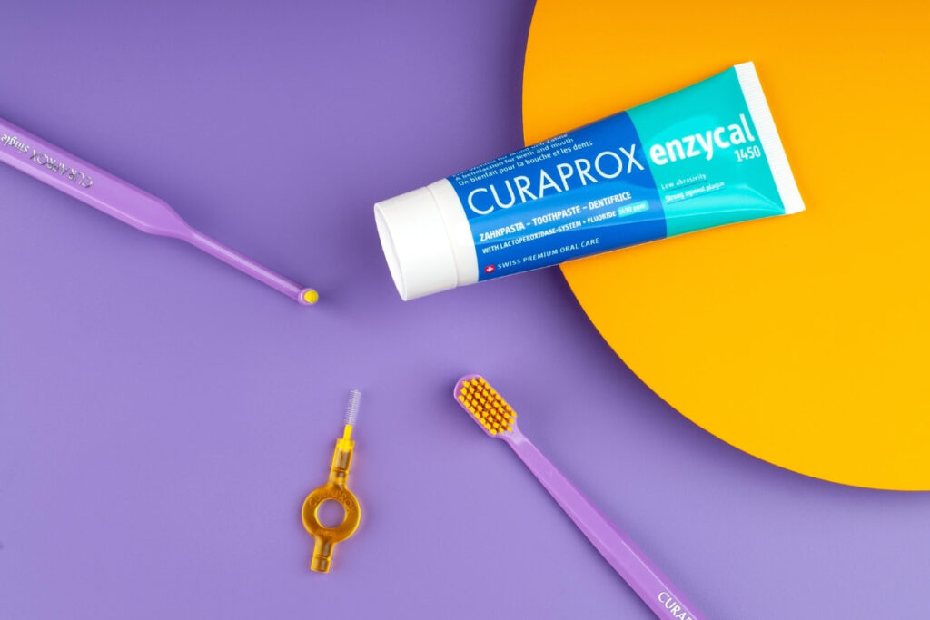 Kem đánh răng Curaprox Enzycal 1450 và bàn chải