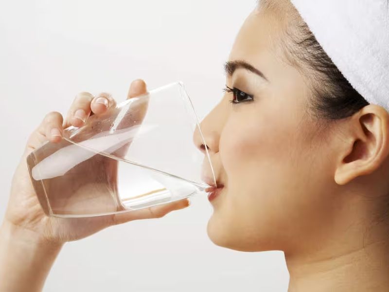 Súc miệng bằng nước muối hỗ trợ điều trị viêm nướu răng