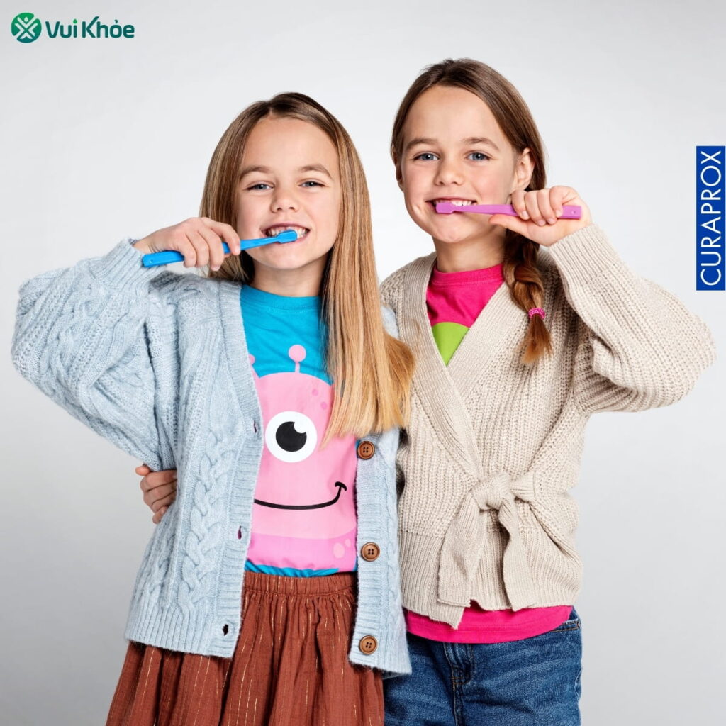 Bé sử dụng bàn chải Curaprox Kids