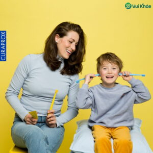 Mẹ hướng dẫn bé sử dụng bàn chải Curaprox Kids