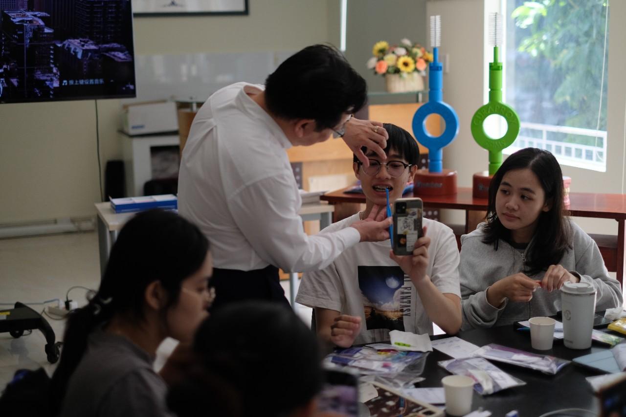 Hành trình trải nghiệm chăm sóc răng miệng cùng triết lý Touch To Teach