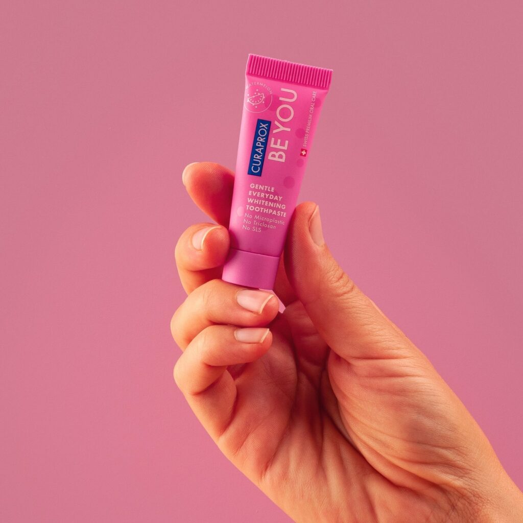 Trên tay kem đánh răng Curaprox Be You 10ml (Hương Dưa hấu) Hồng nhạt