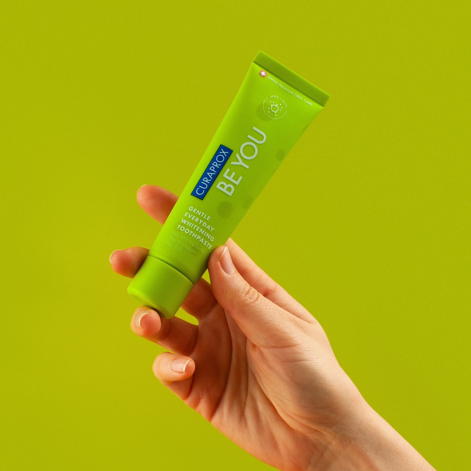 Trên tay kem đánh răng Curaprox Be You 60ml (Hương Táo + Lô hội) Xanh lá
